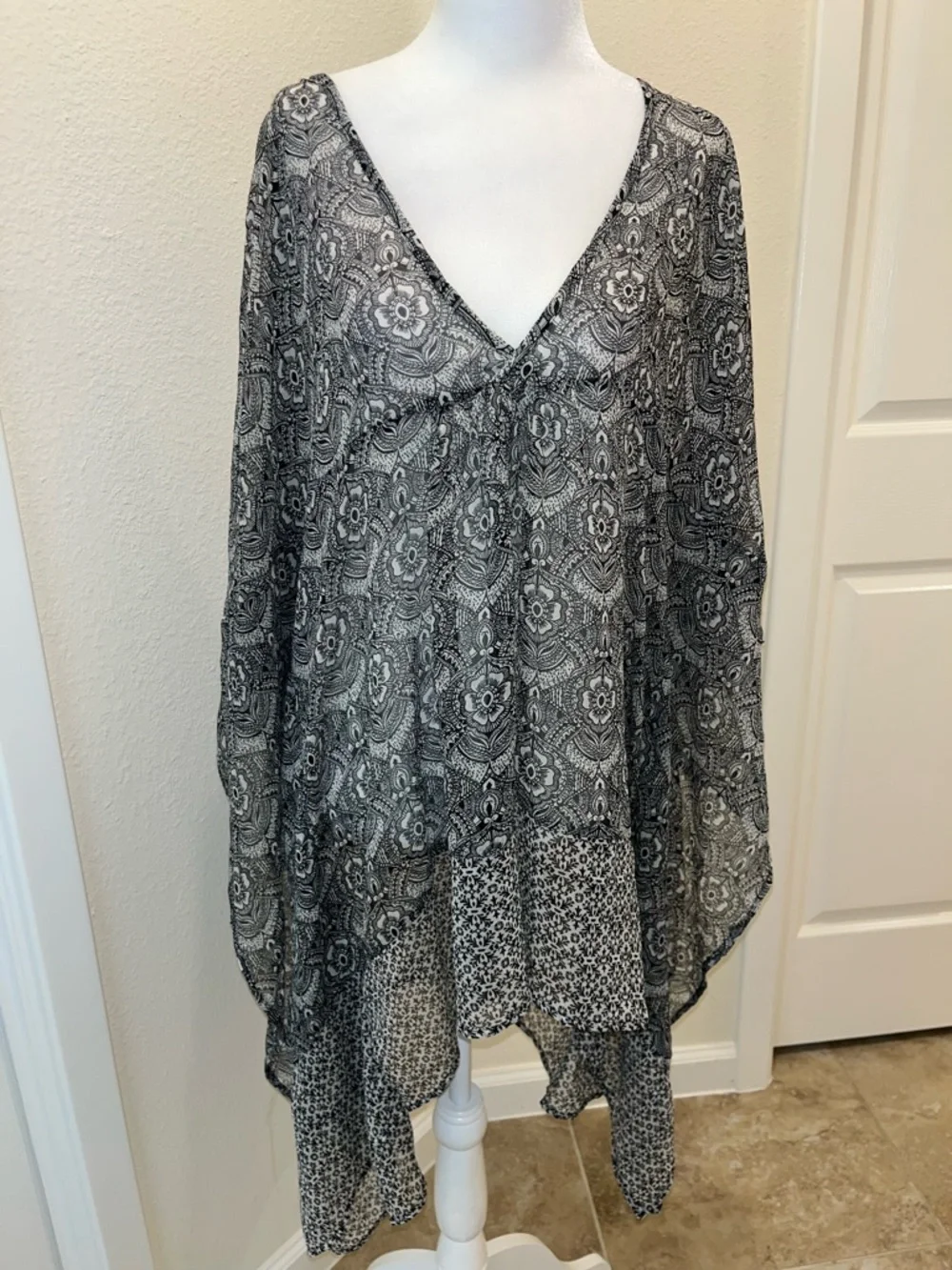 Abercrombie & Fitch Black & White Printed V-Neck Swim Coverup